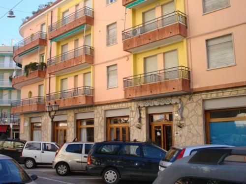 Hotel Mignon 50 Mt Dalla Spiaggia E Dall'Isola Pedonale Alassio Exterior foto