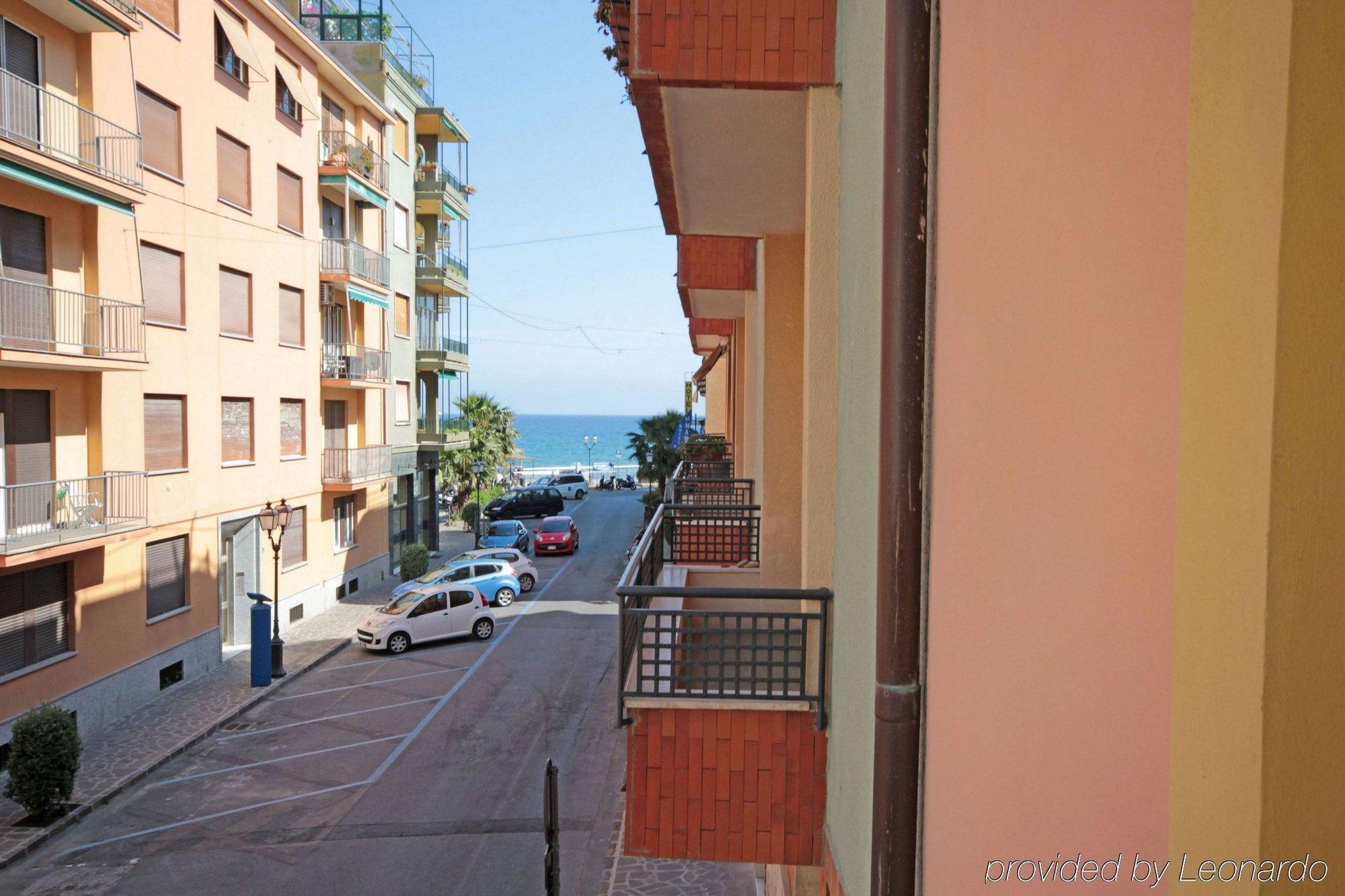 Hotel Mignon 50 Mt Dalla Spiaggia E Dall'Isola Pedonale Alassio Exterior foto