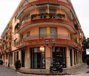 Hotel Mignon 50 Mt Dalla Spiaggia E Dall'Isola Pedonale Alassio Exterior foto