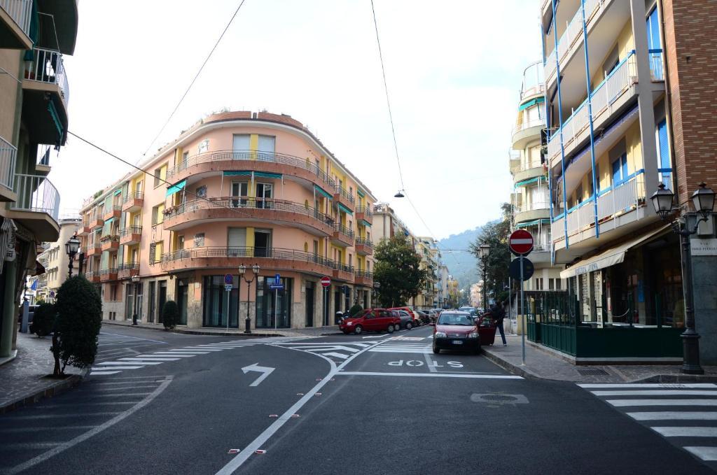 Hotel Mignon 50 Mt Dalla Spiaggia E Dall'Isola Pedonale Alassio Exterior foto